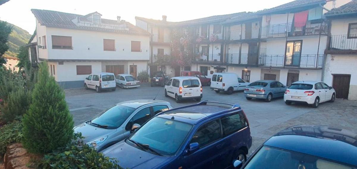 Vehículos estacionados en la Plaza Mayor de Montemayor del Río.