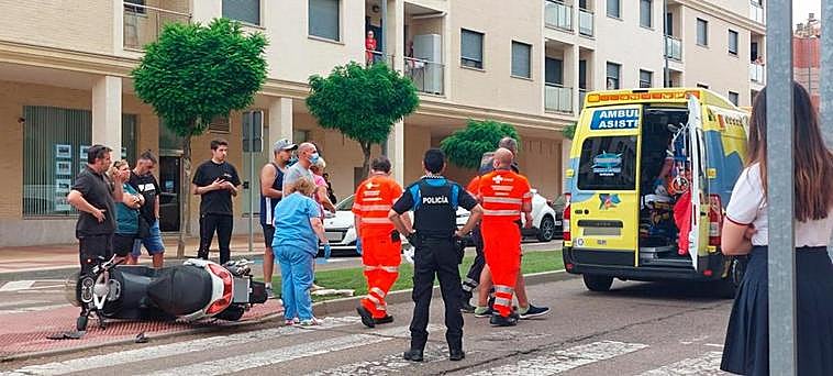 Sanitarios y policías de Carbajosa, junto a la moto accidentada.