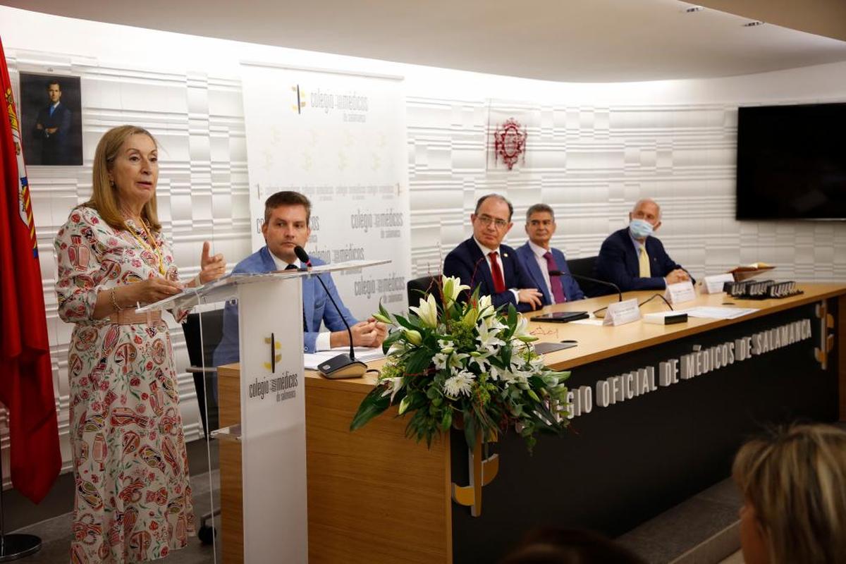 Ana Pastor pronuncia su discurso ante la mirada de Rubén García y Santiago Santa Cruz. | ALMEIDA