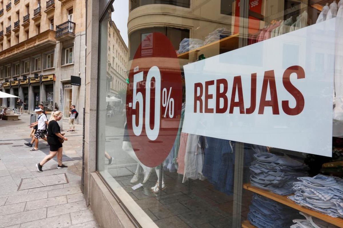 Escaparate anunciando rebajas de hasta el 50% en el establecimiento de una de las calles más comerciales de Salamanca.