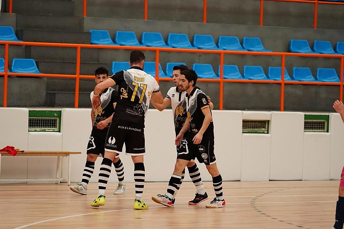 Los jugadores del Unionistas celebran un gol en La Alamedilla.