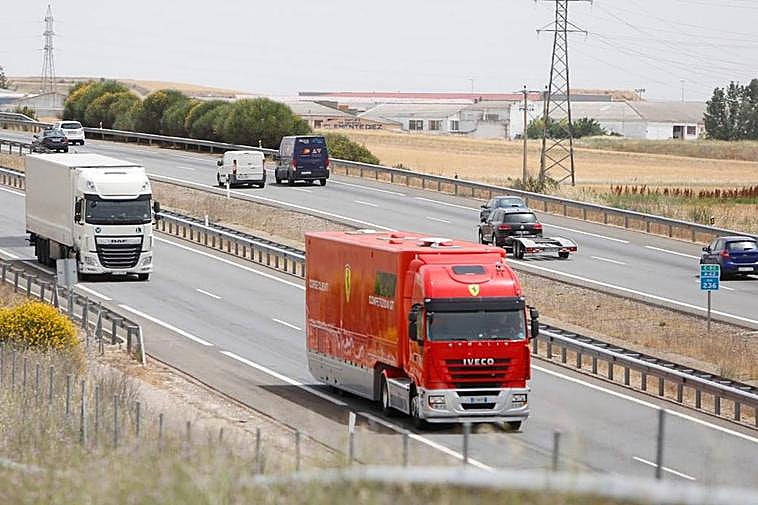 Camiones de mercancías circulando por la autovía.
