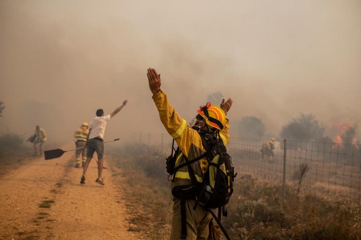 Efectivos de bomberos durante el incendio de la Sierra de la Culebra.