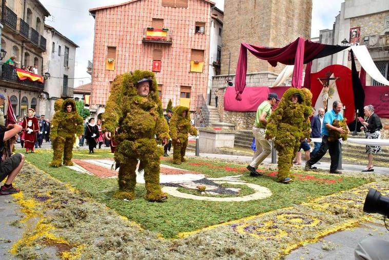 Procesión del Corpus Christi por las calles de Béjar con los hombres de musgo.