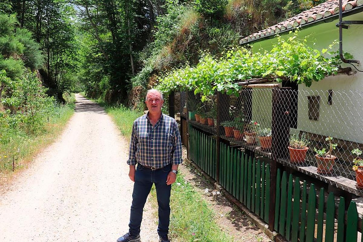 Máximo Hernández en la antigua vía férrea y al lado de la casa donde nació hace 63 años.
