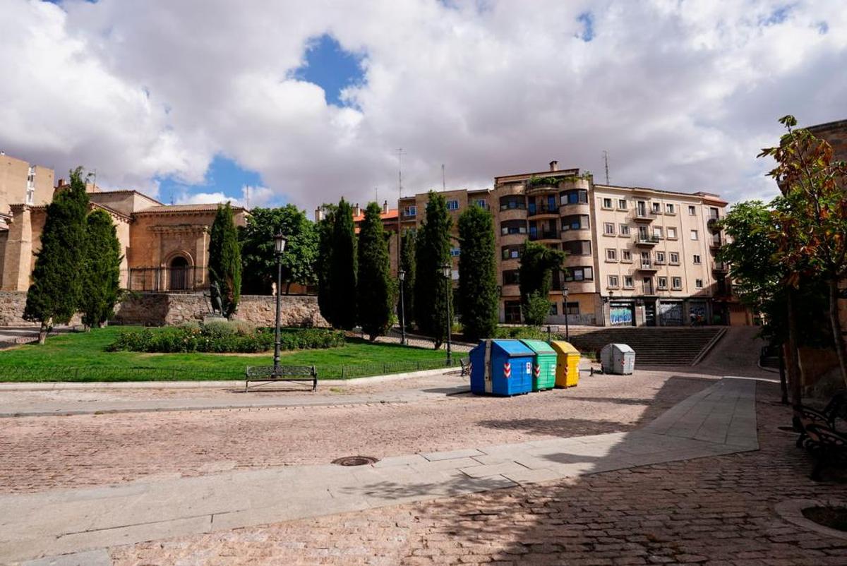 La plaza de San Cristóbal, con la histórica iglesia y las escaleras (derecha) para salvar el pronunciado desnivel.