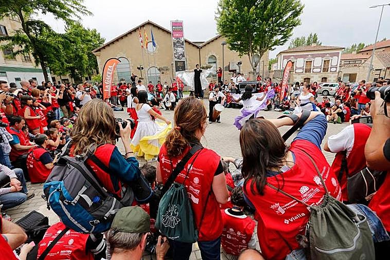 Los concursantes de una edición anterior del Maratón Fotográfico buscan la mejor foto en una de las pruebas que tenían que realizar.