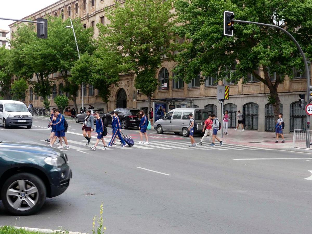 Vehículos estacionados en la parada del autobús en la salida del colegio San José de Calasanz. | GUZÓN