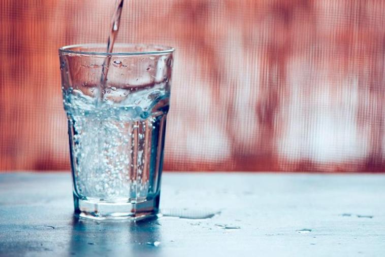 Un vaso con agua, imprescindible en verano.