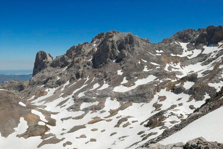 Muere un senderista de 72 años tras caer desde unos 90 metros en Picos de Europa