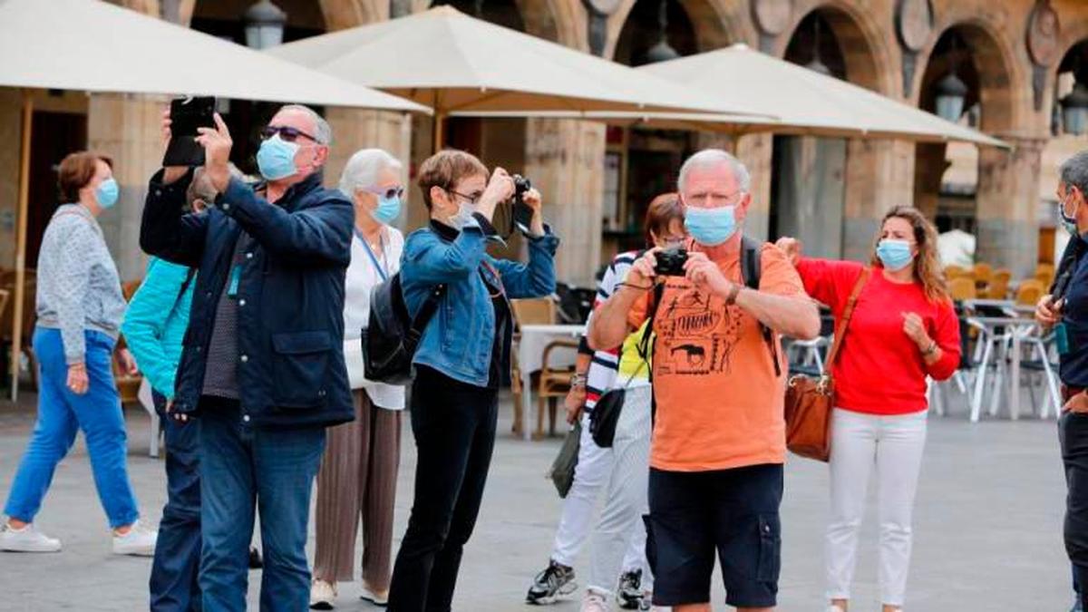 Un grupo de turistas extranjeros en Salamanca