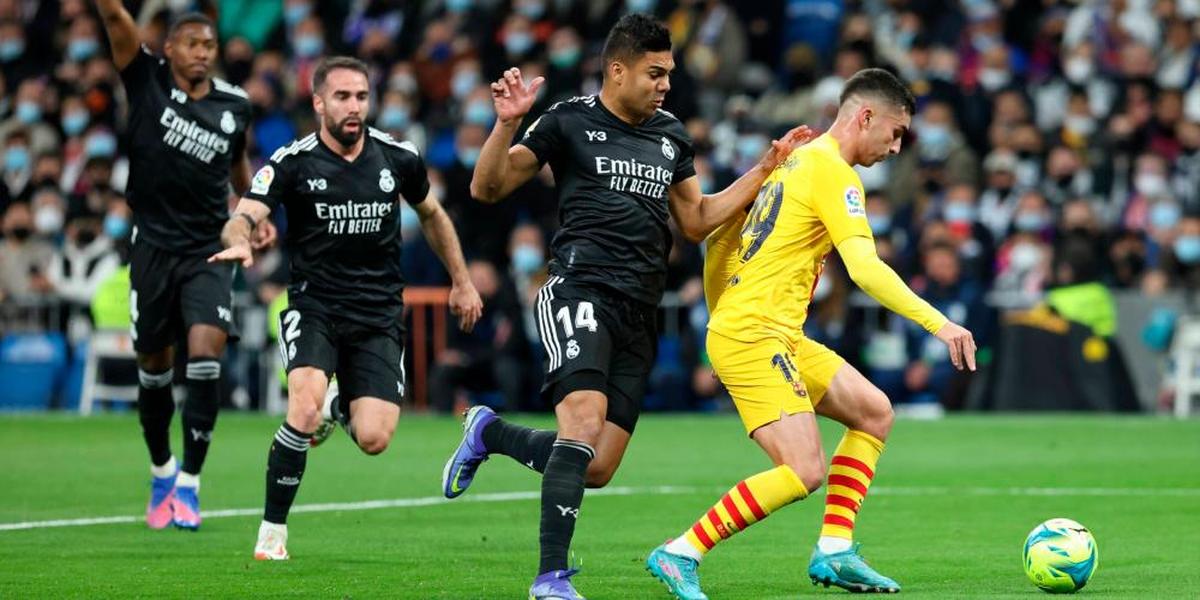 Ferran Torres defiende el balón ante jugadores del Real Madrid