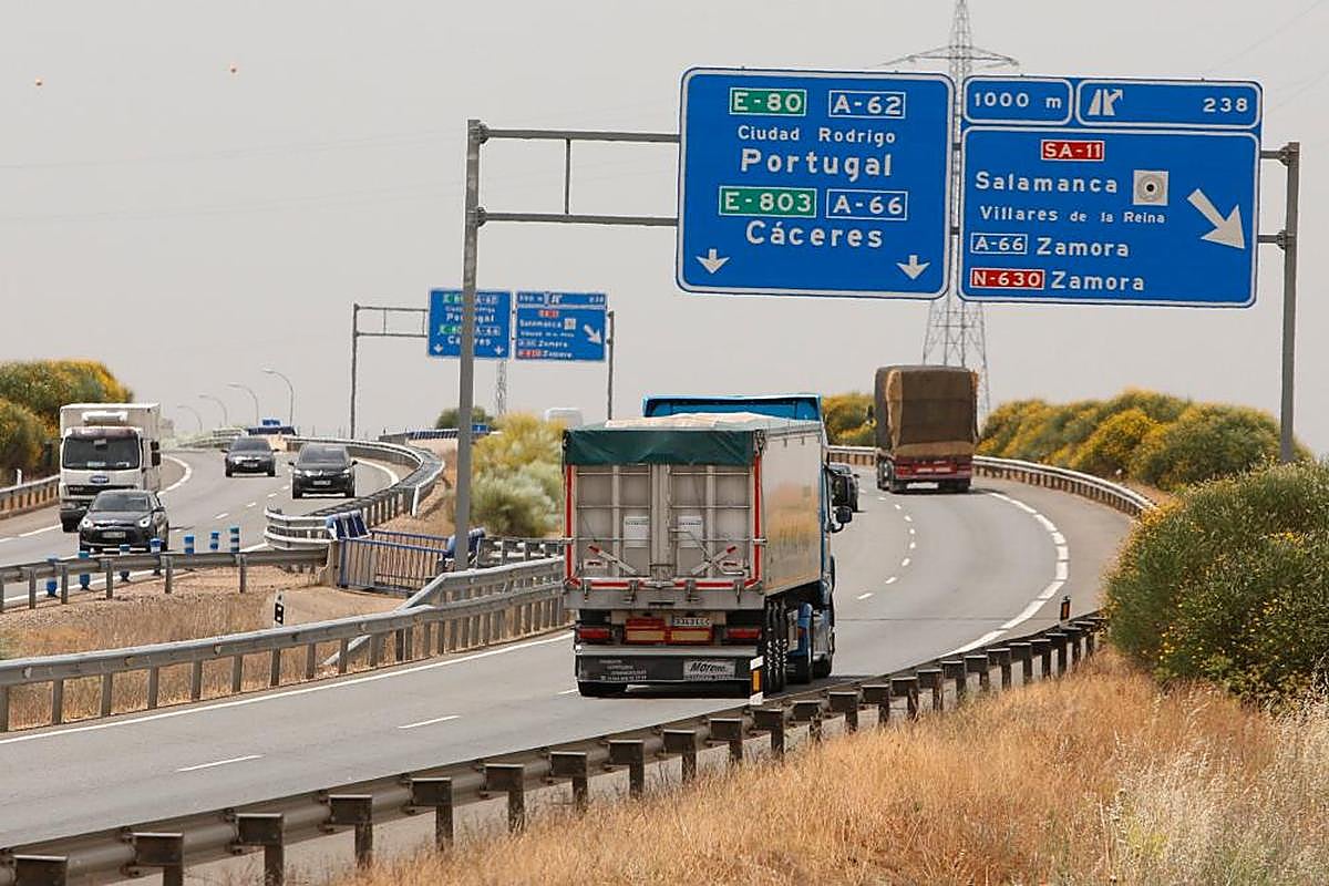 Varios camiones por la circunvalación de Salamanca.
