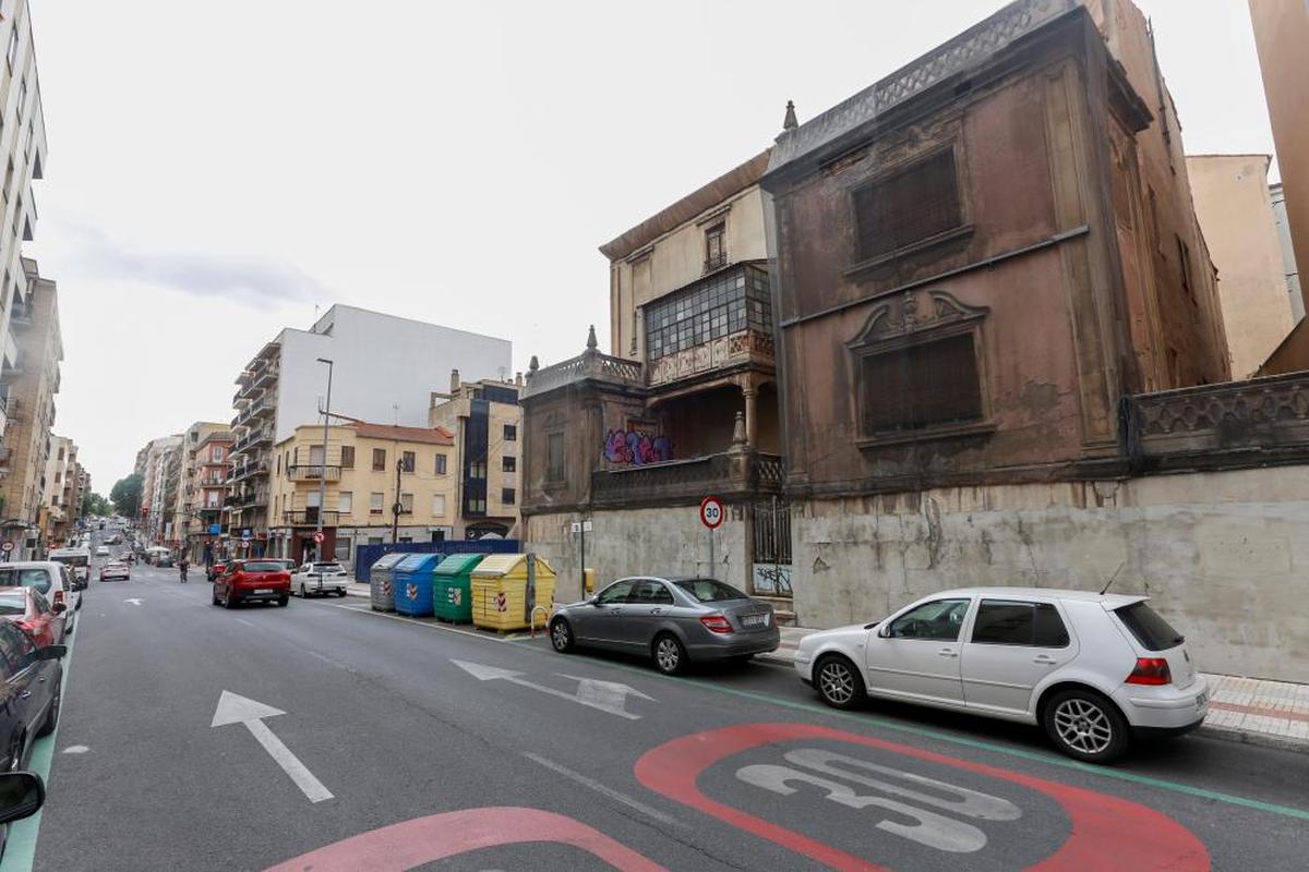 Mallas cubriendo las fachadas del caserón de la avenida de Italia que se encuentra en estado de ruina.