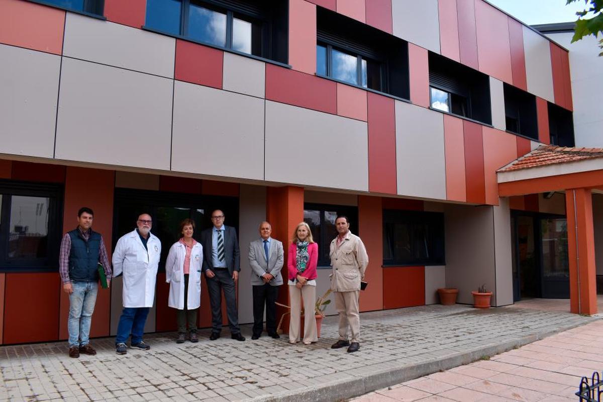 Jorge García, Rafael Villar, Esperanza Cabrera, José Miguel Sáez, Ángel Morín, Concepción Miguélez y  Fernando de Patrocinio en la visita a las obras que se han realizado en el instituto Leonardo da Vinci de la villa ducal