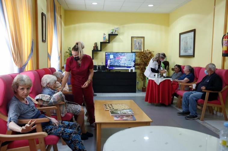 Un grupo de mayores en la instalaciones de Residencia Costa Zurguén.