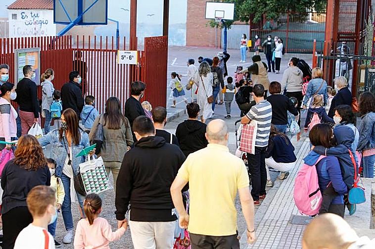 Padres dejando a sus hijos a la entrada del colegio el pasado curso