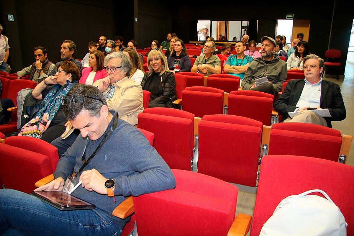 Los asistentes a la jornada de inauguración del congreso que se llevó a cabo en el auditorio Antonio Gamoneda de Villamayor