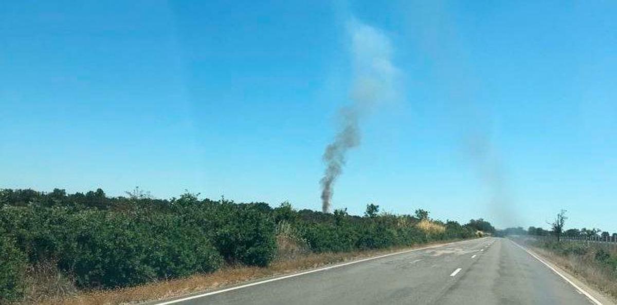 Columna de humo procedente del incendio de Tenebrón.