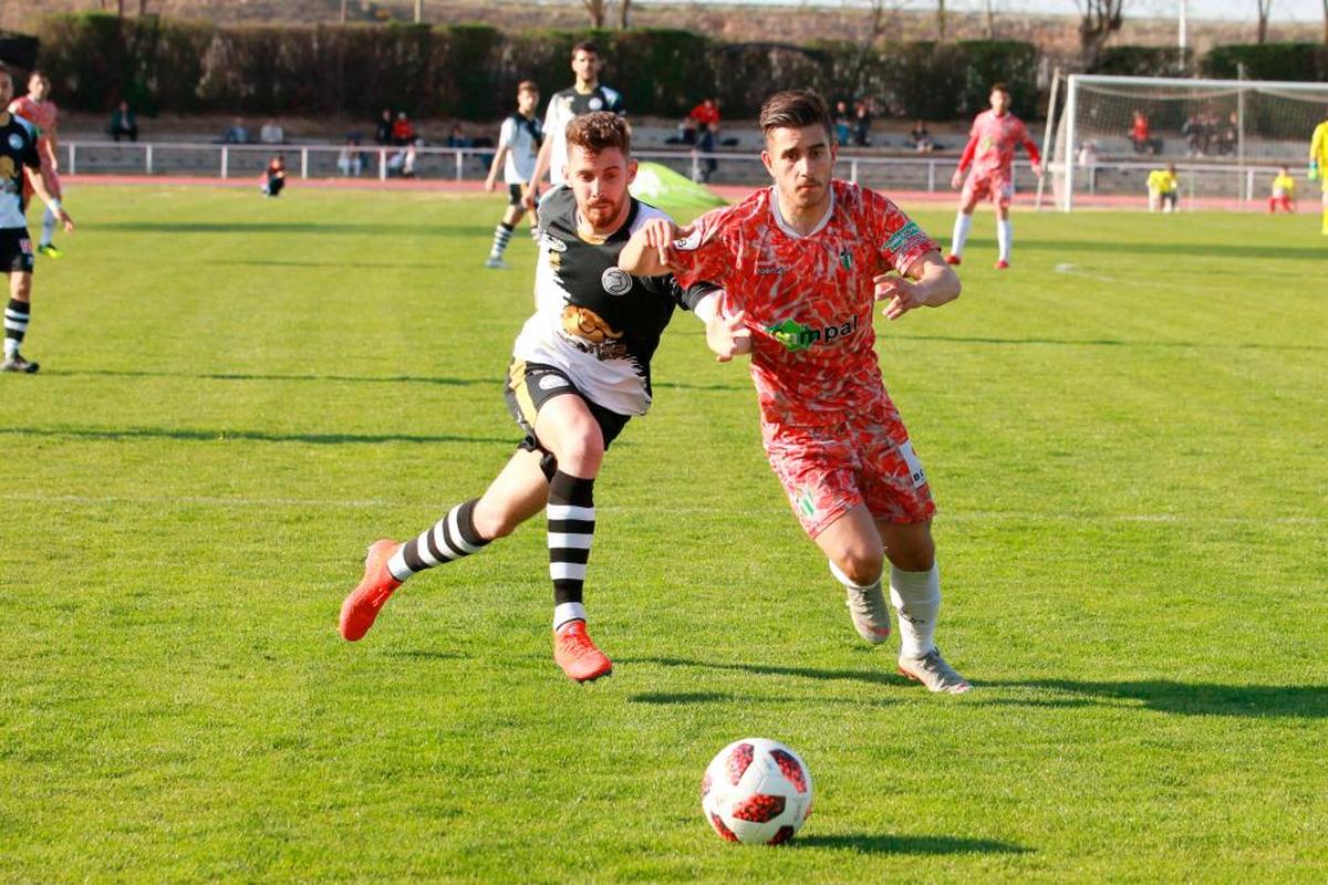 Carlos Quintana pelea un balón con Manu Fuster durante su etapa en el Unionistas