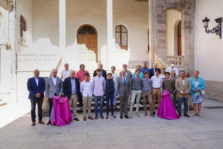 Representantes de la Diputación, toreros, alumnos de la Escuela, ganaderos y alcaldes de los municipios participantes en el certamen “Encina Charra”.