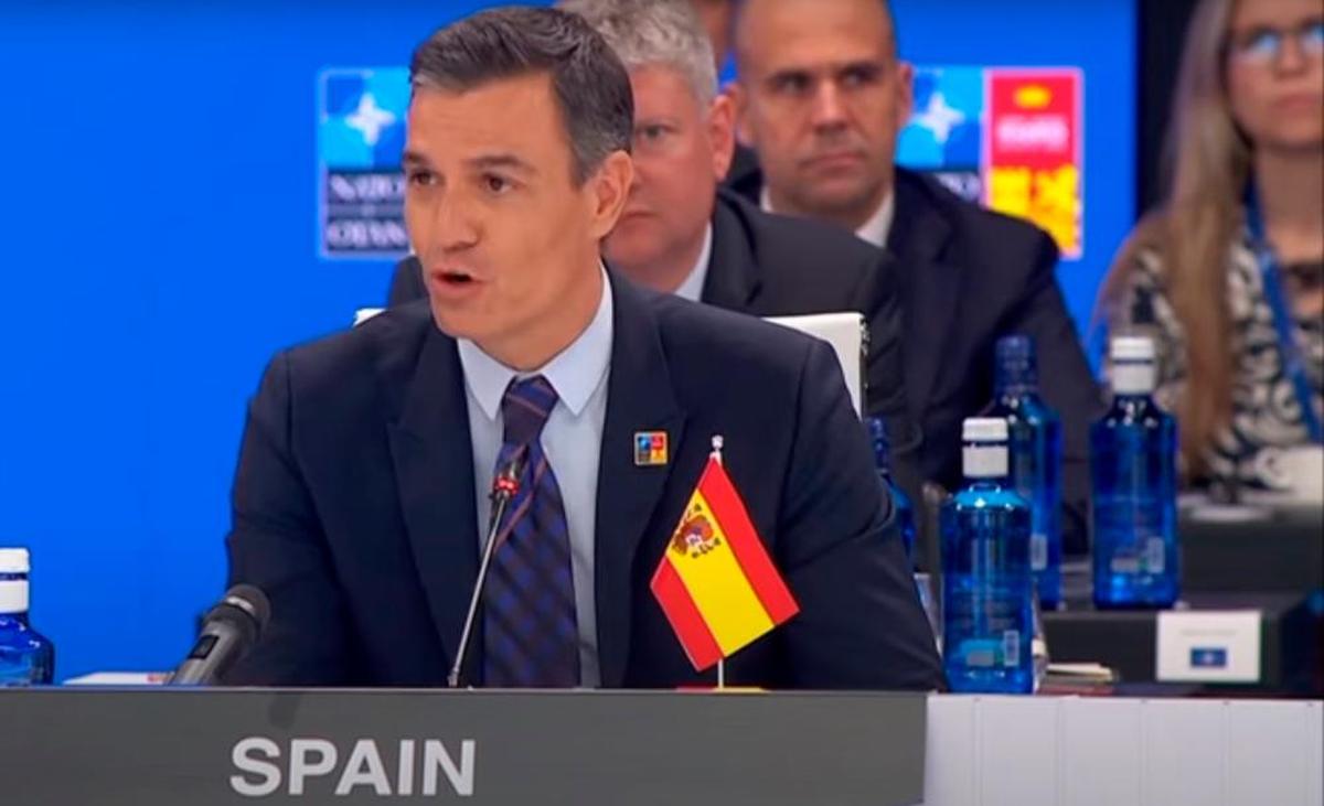 Captura de pantalla del momento en el que Pedro Sánchez interviene con la bandera española al revés