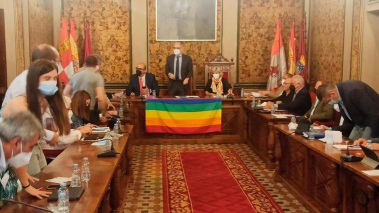 El gesto viral del presidente de la Diputación con la bandera LGTBI