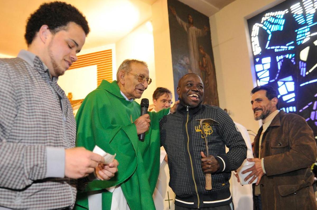 Romo en su parroquia de Puente Ladrillo el día que cumplió 50 años de trayectoria eclesiástica en 2014.