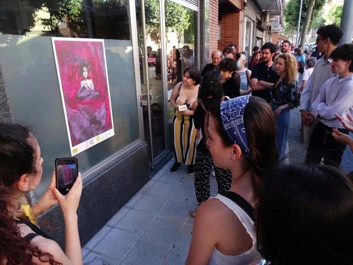 ‘Deidad’, de Luis Lorenzo en uno de los escaparates de la avenida de Los Cedros