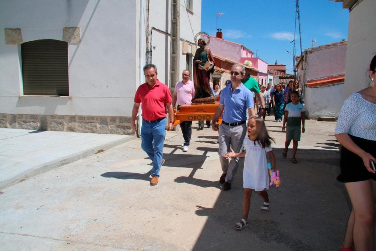 Los vecinos procesionando con la imagen de Santo Tomás en el recorrido de las fiestas de 2019.