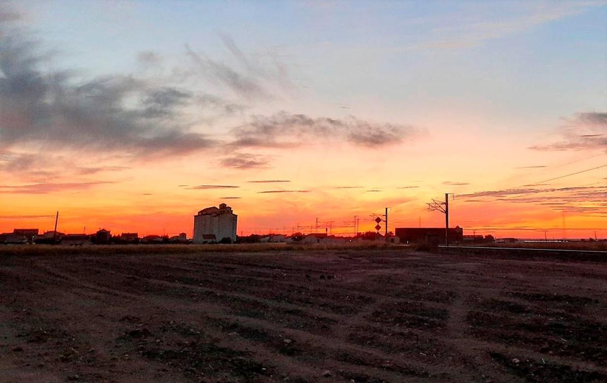 La puesta de sol en Gomecello, con su silo al fondo