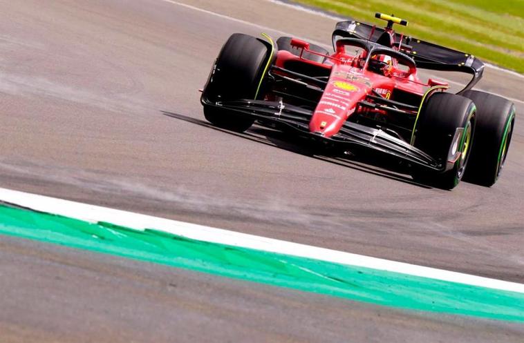 Carlos Sainz pilotando su ferrari.