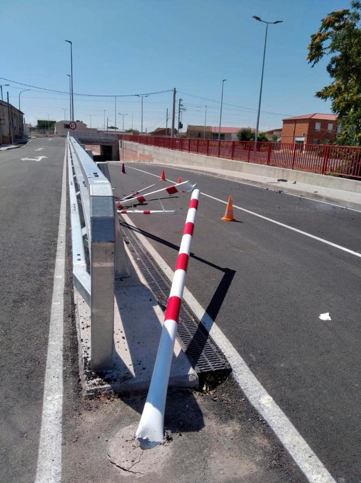 La señal de gálibo destrozada en el acceso al túnel de Gomecello.