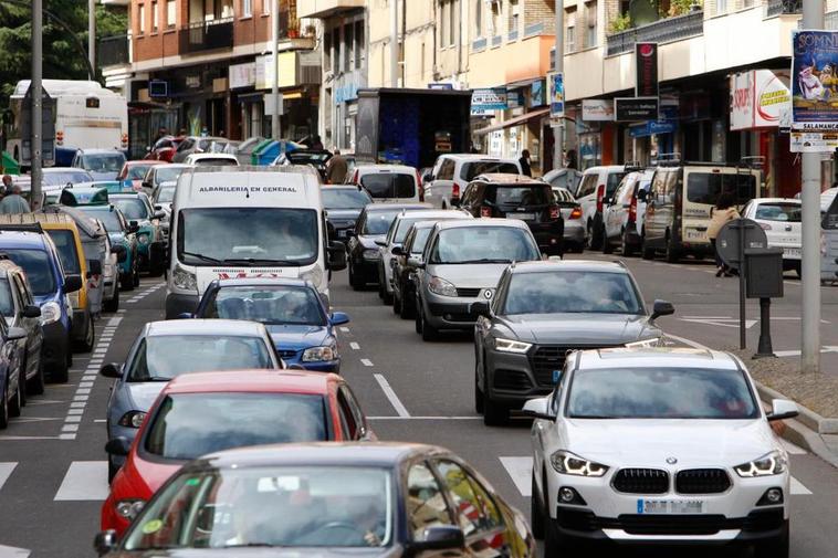 Coches circulando por una vía de la ciudad.