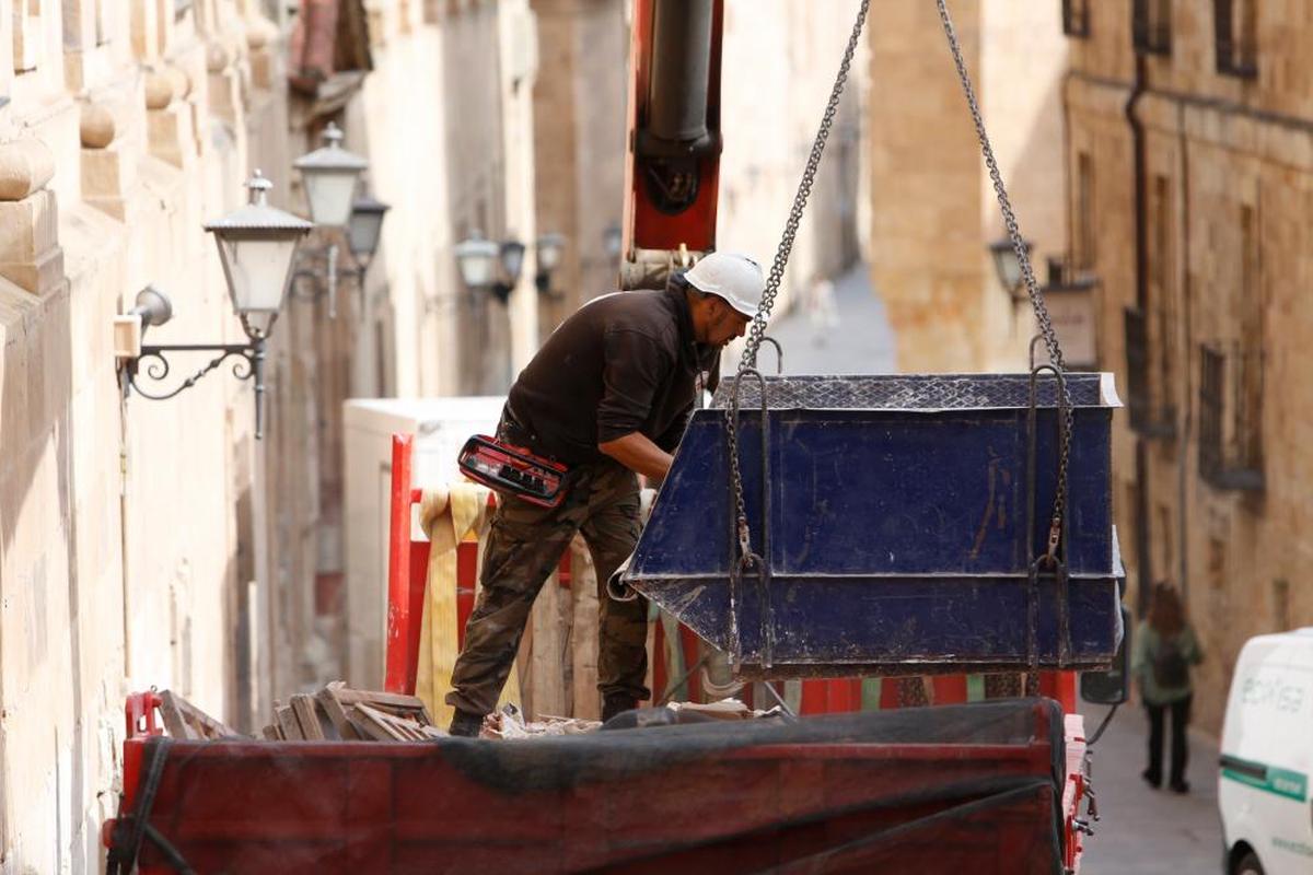 Una persona trabajando en una obra en el centro de la ciudad.