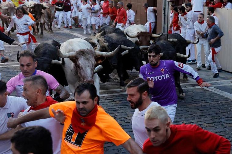 Un toro rezagado alarga el segundo encierro de los Sanfermines con seis heridos por contusiones