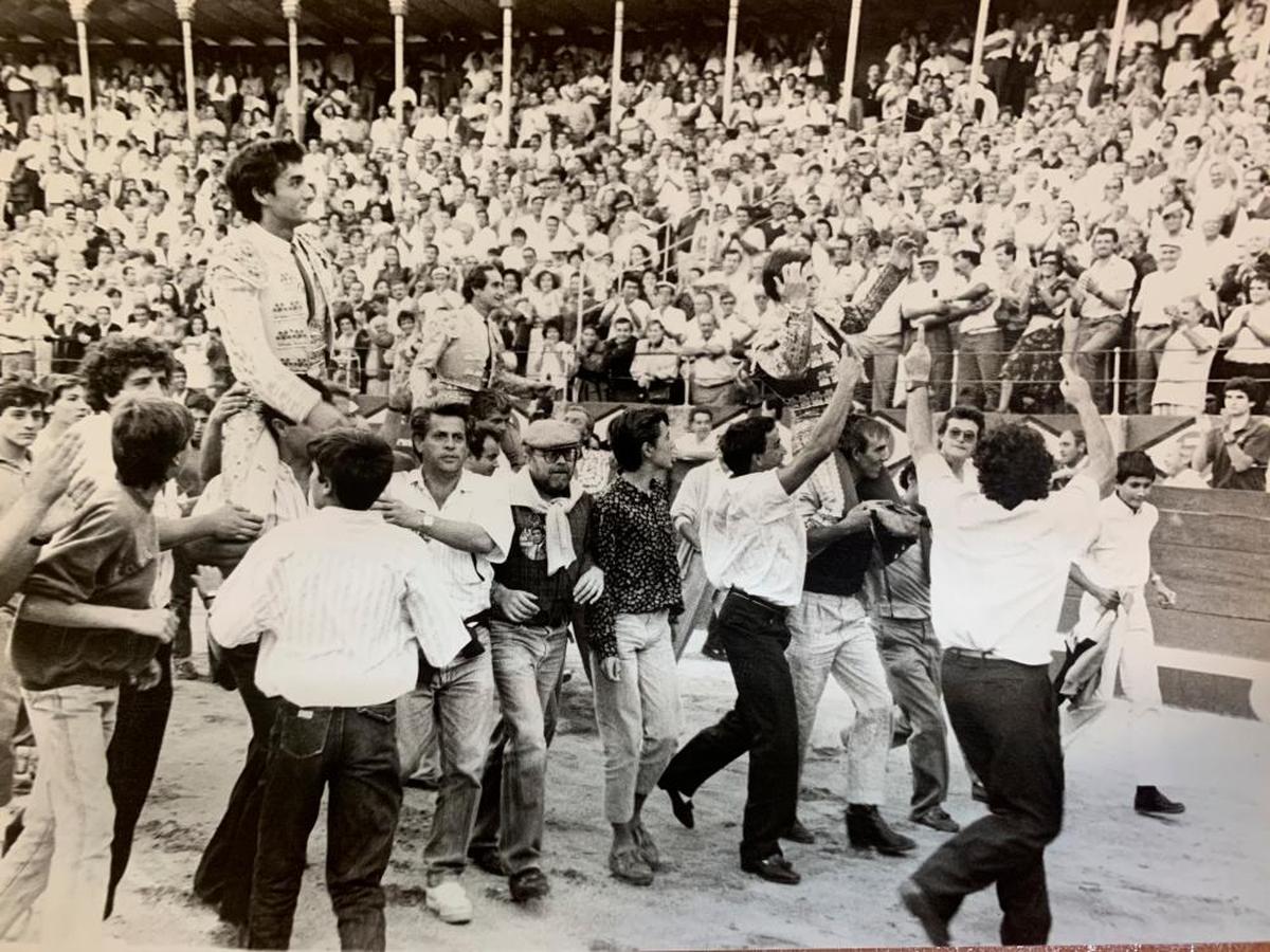 Camino, Robles y Espartaco, a hombros en La Glorieta en 1989.