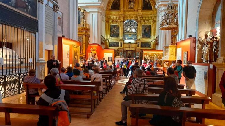 Visitantes en una visita guiada a la exposición sobre Santa Teresa.