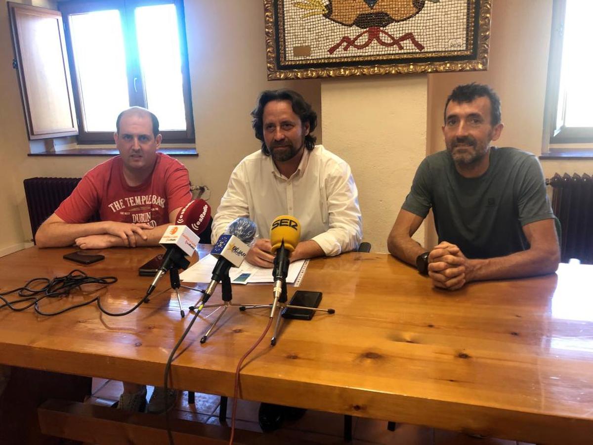 Luis Hernández, Antonio Cámara y Miguel Heras, ayer en la presentación del anteproyecto en La Covatilla.