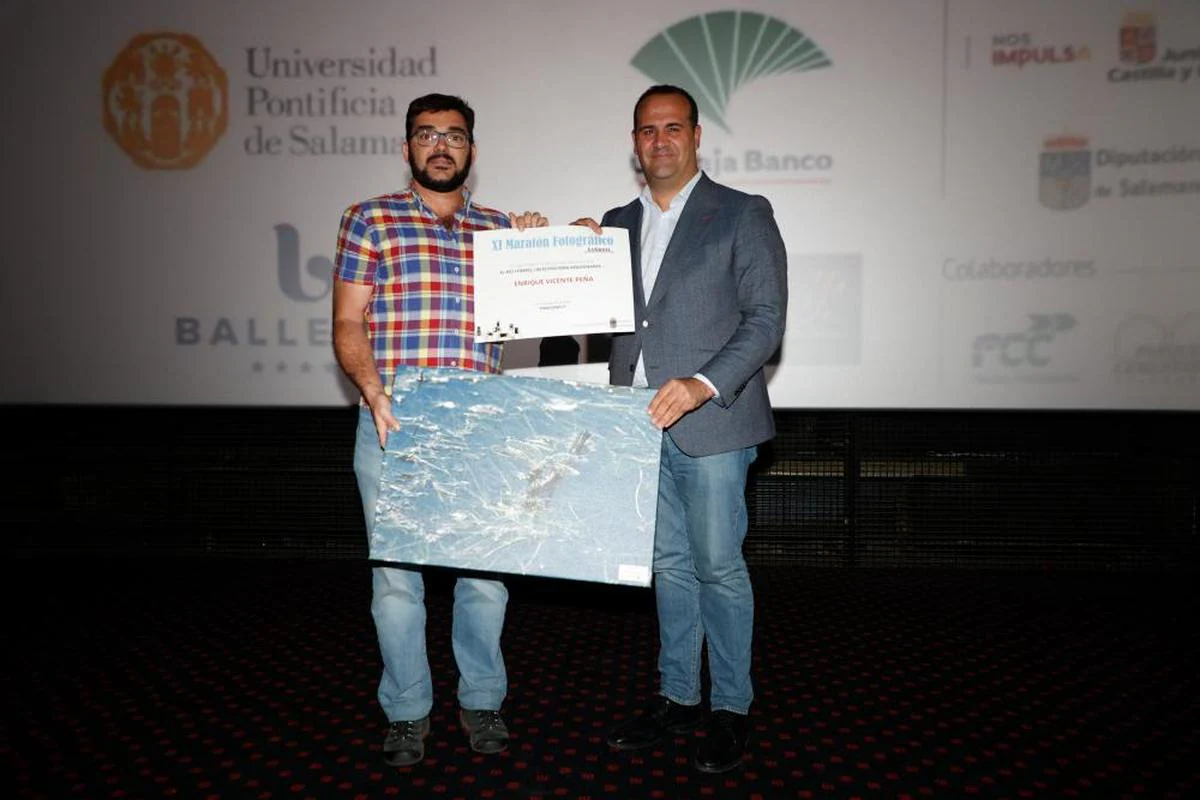 Ecosistema apasionante | Enrique Vicente Peña y su imagen “Dragonfly” recibió el diploma y lienzo de manos de David Mingo, diputado de Cultura.