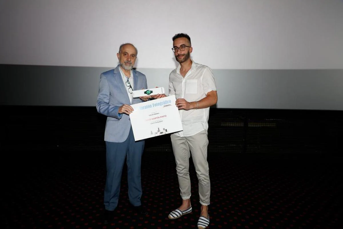 3º “Mente en blanco”. David Martín Pinto se alzó con el tercer premio, un smartwatch Samsung, que recibió de manos de Vicente Sierra Puparelli, jurado del concurso.