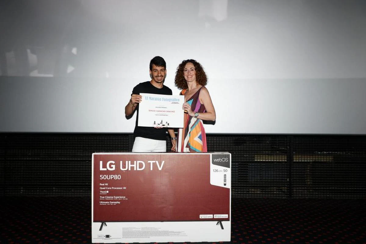 2º “Gesto desprendido”. Sergio Camacho recibió el segundo premio dotado con una televisión LG que le entregó Mónica Ponte, directora de Nuevos Negocios de LA GACETA.