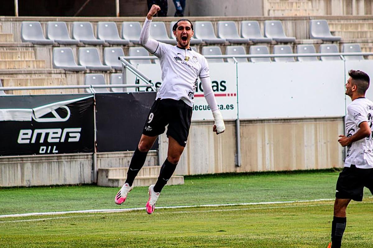 Gabri Salazar celebra un gol con la camiseta del Conquense.
