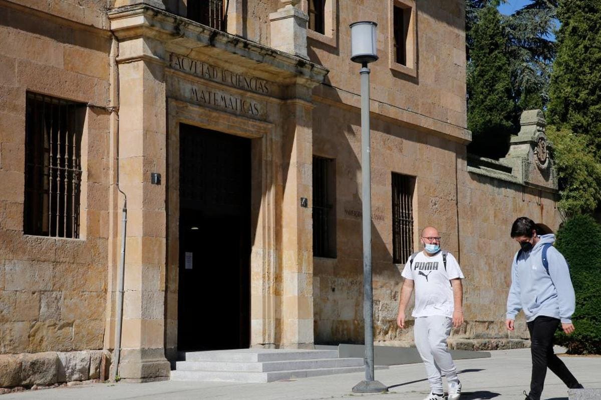 Fachada de la edificio de Ciencias Matemáticas de la Universidad de Salamanca.