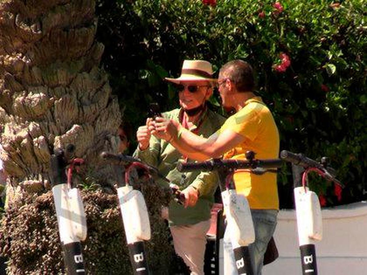 Ortega Cano dando un paseo en bicicleta por Costa Ballena.