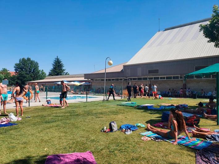 Policía Nacional y Local expulsan a unos usuarios de la piscina.