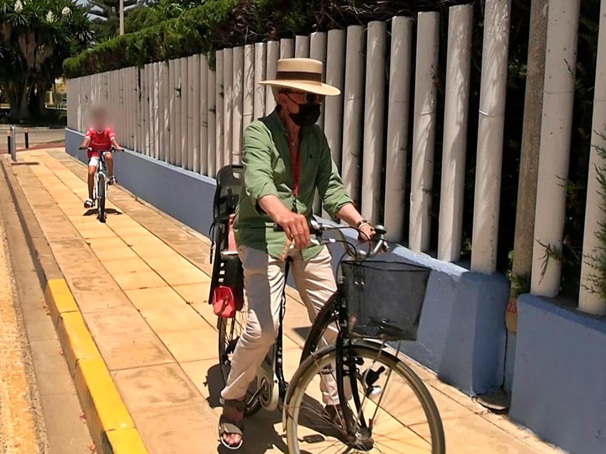 Ortega Cano paseando en bicicleta.