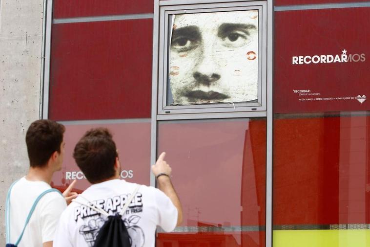 Dos jóvenes observan la imagen de Miguel Ángel Blanco en el Centro Municipal Sánchez El Charro.