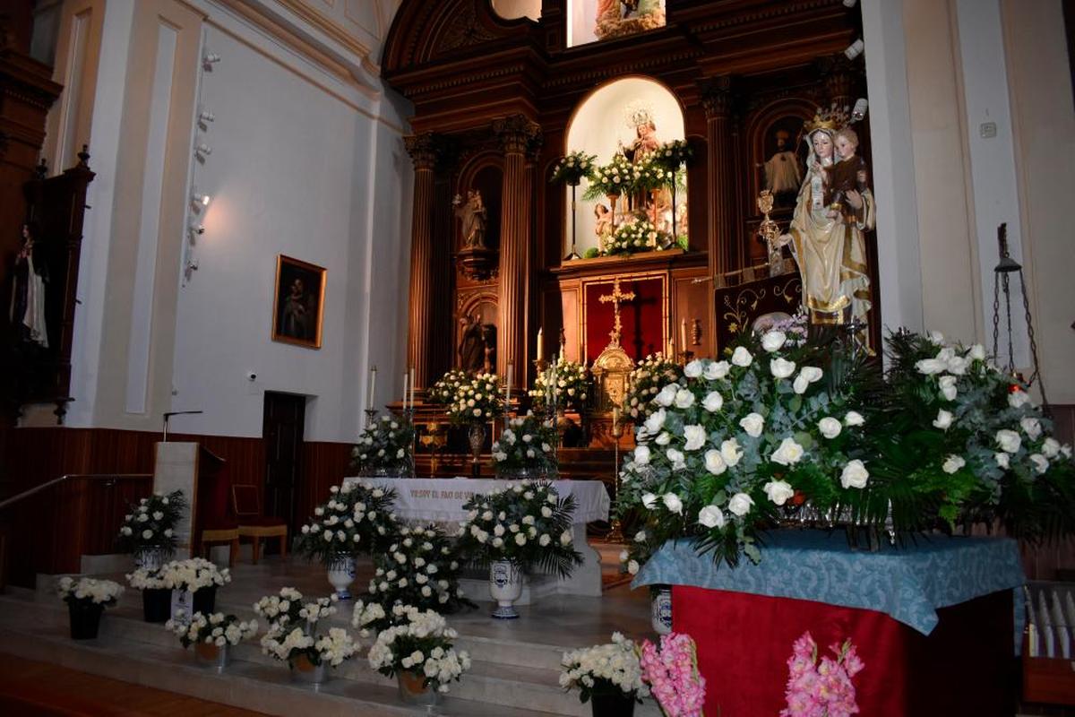 El altar mayor del templo de San Juan de la Cruz luce más de veinte arreglos florales con las 1.000 rosas.