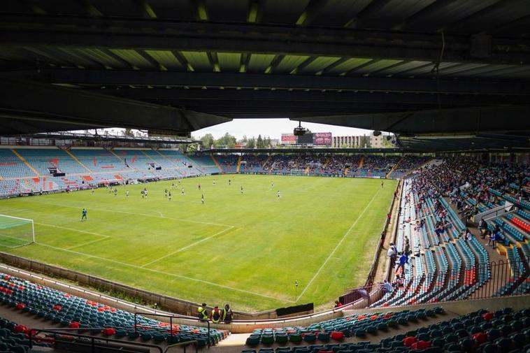 Vista del estadio Helmántico, con tan solo la Tribuna y el Fondo Sur abiertas al público